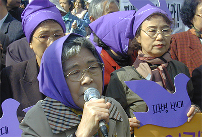 민가협의 어머니들이 465주째 목요집회를 열며 "어머니의 이름으로" 파병 반대를 외치고 있다 